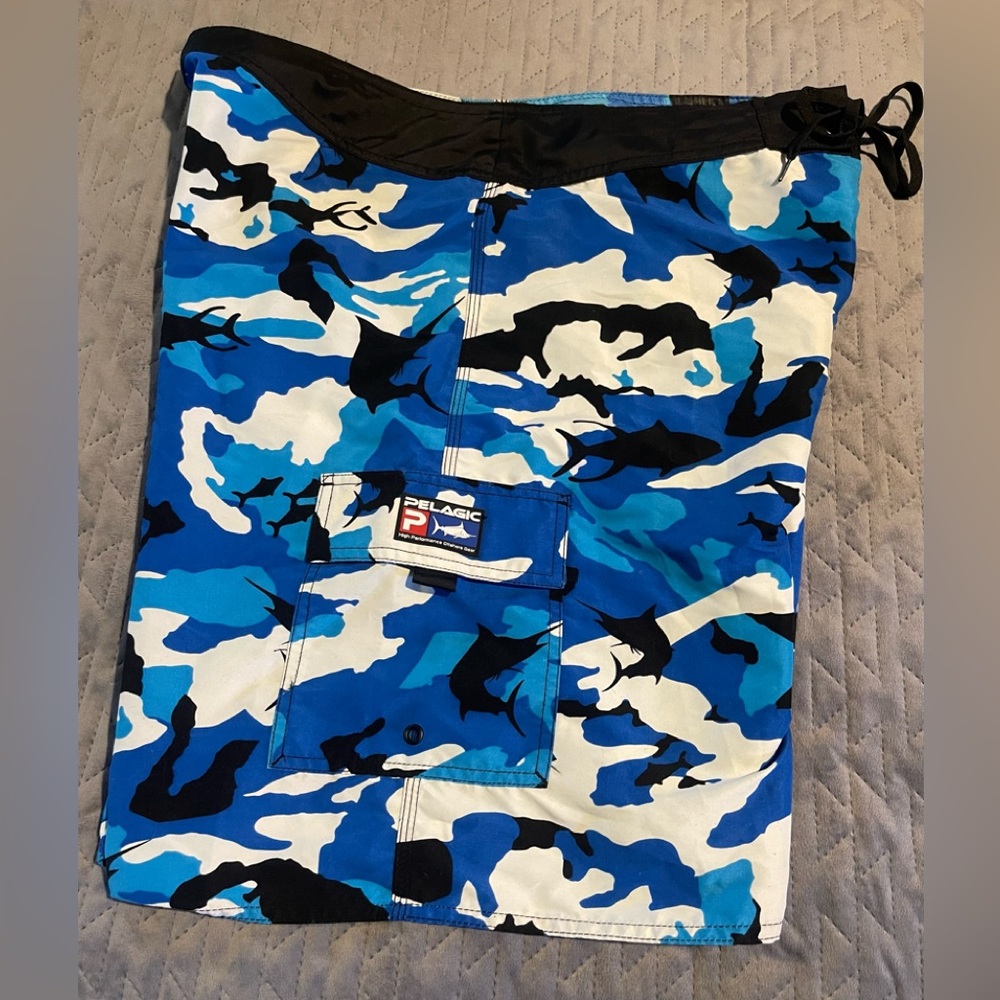 Pelagic fish camo board‎ shorts mens size 40 EUC black/white/blue